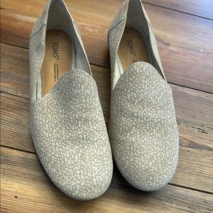 TOMS Women's Tan Patterned Loafers